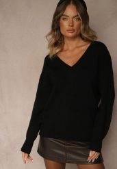 Czarny Sweter z Kaszmirem i Trójkątnym Dekoltem Plenne. Czarne swetry Renee, bez wzorów, z kaszmiru, casualowe, bez ramiączek. Za 139.99 zł.