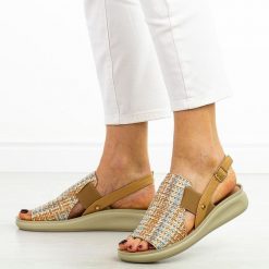 Płaskie bl sandały damskie M.Daszyński 24142-4. Brązowe sandały M.Daszyński, bez wzorów, z jeansu, biznesowe, bez obcasa, na płaskiej podeszwie, bez zapięcia. Za 159.00 zł.