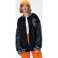 Kurtka bomber z aplikacją - Czarny. Czarne kurtki Cropp, l, z aplikacjami, z materiału, bez kaptura. W wyprzedaży za 59.99 zł.