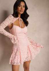 Jasnoróżowa Koktajlowa Koronkowa Sukienka o Rozkloszowanym Kroju Nelfedi. Czerwone sukienki Renee, m, bez wzorów, z koronki, eleganckie, bez kołnierzyka, bez ramiączek, mini, rozkloszowane. W wyprzedaży za 167.99 zł.