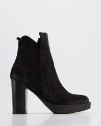 CZARNE BOTKI NA OBCASIE A32 NABUK NERO. Czarne botki Venezia, bez wzorów, z nubiku, bez obcasa, na obcasie, bez zapięcia. Za 399.00 zł.