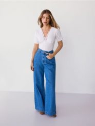 Bluzka z koronkowym detalem - biały. Białe bluzki Reserved, l, bez wzorów, z dzianiny, bez kołnierzyka, bez ramiączek. Za 119.99 zł.