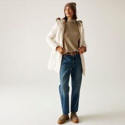 Płaszcz damski przejściowy ocieplany przeciwdeszczowy Sabinka. Białe kurtki przeciwdeszczowe Regatta, bez wzorów, z puchu, bez kaptura, trekkingowe. Za 379.99 zł.