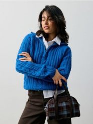 Sweter z dekoracyjnym splotem - niebieski. Niebieskie swetry Sinsay, l, bez wzorów, ze splotem, bez ramiączek. Za 59.99 zł.