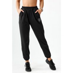 Spodnie dresowe sportowe dla kobiet Rough Radical Pery. Czarne spodnie dresowe ROUGH RADICAL, bez wzorów, z dresówki. W wyprzedaży za 135.92 zł.