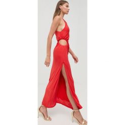 Bardot sukienka kolor czerwony maxi dopasowana. Czerwone sukienki Bardot, l, bez wzorów, z dzianiny, bez kołnierzyka, bez ramiączek, maxi, dopasowane. Za 509.99 zł.