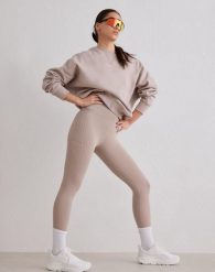 Damskie legginsy biegowe 7/8 wysoki stan squat proof kieszenie Le Run ciemny beż. Brązowe legginsy AIM'N, bez wzorów, z elastanu. Za 381.00 zł.