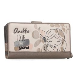 Portfel damski Anekke, z efektownym nadrukiem i metalowym logo zamykany na klapę wyposażony w przegrody na banknoty kieszeń na monety oraz liczne mie. Brązowe portfele Anekke, bez wzorów. Za 199.00 zł.