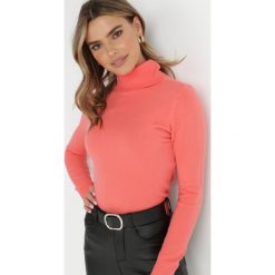 Różowy Golf Cillope. Czerwone swetry Born2be, bez wzorów, z dzianiny, casualowe, bez ramiączek. W wyprzedaży za 59.99 zł.