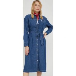 Lee sukienka kolor granatowy midi prosta. Niebieskie sukienki Lee, na co dzień, l, bez wzorów, z materiału, bez kołnierzyka, bez ramiączek, midi, proste. W wyprzedaży za 289.99 zł.