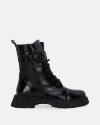 LAKIEROWANE BOTKI W KOLORZE CZARNYM G002620 14 BLACK. Czarne botki Venezia, bez wzorów, z lakierowanej skóry, bez obcasa, bez zapięcia. Za 339.00 zł.