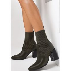 Zielone Botki Jilleane. Zielone botki Born2be, bez wzorów, prążkowane, eleganckie, ze szpiczastym noskiem, bez obcasa, na obcasie, bez zapięcia. Za 79.99 zł.