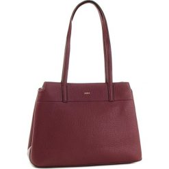 Torebka DKNY - R83A5685 Xod Blood Red 645. Shopper bag marki DKNY. W wyprzedaży za 739.00 zł.