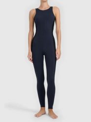Damski kombinezon sportowy do jogi i fitnessu. Czarne kombinezony 4f, l, bez wzorów, z elastanu, eleganckie, bez kołnierzyka, bez ramiączek. Za 229.99 zł.