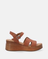 BRĄZOWE SANDAŁY NA KOTURNIE 795 TABA. Brązowe sandały Venezia, bez wzorów, ze skóry, bez obcasa, na koturnie, bez zapięcia. Za 299.00 zł.
