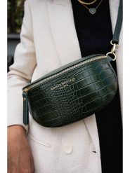 Maison héritage PARIS Skórzana saszetka "Kimi Croco" w kolorze ciemnozielonym - 28 x 15 x 5 cm rozmiar: onesize. Zielone nerki i saszetki maison héritage PARIS, bez wzorów, z materiału, sportowe, bez dodatków. Za 213.18 zł.