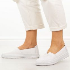 Białe skórzane półbuty damskie Filippo Dp7660/26. Białe półbuty wsuwane Filippo, na lato, bez wzorów, z jeansu, casualowe, z okrągłym noskiem, bez obcasa, na płaskiej podeszwie. Za 219.00 zł.