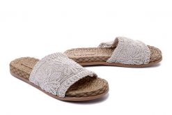 ARTIKER RELAKS 52C1153 beżowy, klapki damskie. Brązowe klapki Artiker Relaks, bez wzorów, bez obcasa, bez zapięcia. Za 94.99 zł.