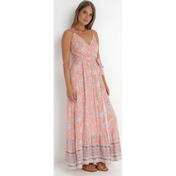 Różowa Sukienka Komley. Czerwone sukienki Born2be, l, bez wzorów, z materiału, bez kołnierzyka, bez ramiączek, maxi, kopertowe. Za 149.99 zł.