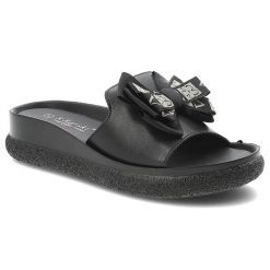 Klapki damskie S.Barski, cholewka ze skóry naturalnej licowej wsuwany fason szeroki pasek z przodu ozdobna kokarda, czarne, KV61-6061. Czarne klapki S.BARSKI, bez wzorów, ze skóry, bez obcasa, bez zapięcia. Za 149.00 zł.