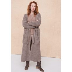 Kardigan Damski Simina BS Cappucino. Białe swetry blue shadow, na jesień, m, bez wzorów, z tkaniny, boho, bez ramiączek. Za 269.90 zł.