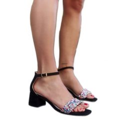 Sandały na słupku z kolorowymi kamyczkami Ghusona czarne. Czarne sandały bez wzorów, z materiału, eleganckie, bez obcasa, na słupku, bez zapięcia. Za 145.37 zł.