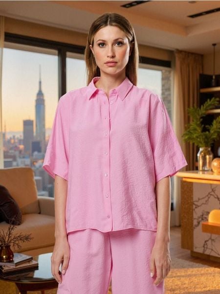 Koszula z krótkim rękawem i kołnierzykiem z modalem - różowy. Czerwone koszule Sinsay, l, bez wzorów, bez kołnierzyka, bez ramiączek. Za 59.99 zł.