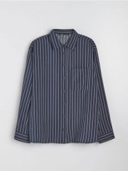 Koszula oversize w pionowe paski, z wiskozą - granatowy. Niebieskie koszule Sinsay, l, bez wzorów, z wiskozy, bez kołnierzyka, bez ramiączek. Za 39.99 zł.