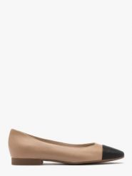 Beżowe baleriny damskie z czarnym noskiem. Brązowe baleriny Ryłko, bez wzorów, z materiału, z okrągłym noskiem, bez obcasa, na płaskiej podeszwie, bez zapięcia. Za 329.99 zł.
