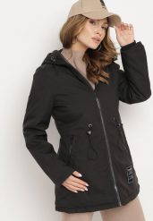 Czarna Kurtka Parka z Kapturem i Kieszeniami Ściągana w Pasie Omeina. Czarne kurtki Born2be, l, bez wzorów, z jeansu, eleganckie, z kapturem. W wyprzedaży za 152.99 zł.