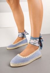 Niebieskie Espadryle ze Wzorzystym Wiązaniem Przy Kostce Zdobione Plecionką Lortevia. Niebieskie espadryle Renee, z aplikacjami, z zamszu, boho, bez obcasa, na obcasie. W wyprzedaży za 56.99 zł.