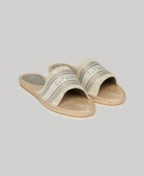Superdry Canvas Espadrille Overlay Sliders – Espadryle-slidery z płócienną paską. Szare espadryle Superdry, bez wzorów, z bawełny, klasyczne, bez obcasa, na obcasie. Za 232.65 zł.
