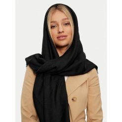 Chusta Guess. Czarne chusty Guess, z aplikacjami. Za 269.99 zł.