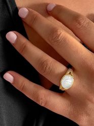 Les Favorites Pozłacany pierścionek z masą perłową rozmiar: 56. Białe pierścionki Les Favorites, z perłą, pozłacane. Za 195.99 zł.