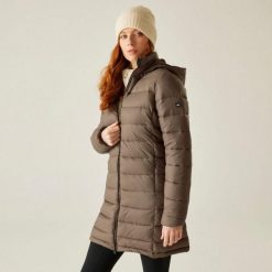 Płaszcz ocieplany damski REGATTA Starler. Brązowe płaszcze Regatta, bez wzorów, sportowe, bez kaptura. Za 219.99 zł.