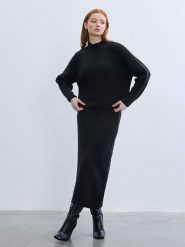 BGN Spódnica w kolorze czarnym rozmiar: 34. Czarne spódnice BGN, na co dzień, bez wzorów, midi, proste. Za 143.99 zł.