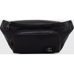 Calvin Klein Jeans nerka kolor czarny. Czarne nerki i saszetki Calvin Klein Jeans, bez wzorów, z jeansu, bez dodatków. Za 399.99 zł.