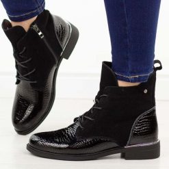 Czarne crock skórzane botki damskie płaskie Filippo Dbt4749/25. Czarne botki Filippo, bez wzorów, z lakierowanej skóry, eleganckie, z okrągłym noskiem, bez obcasa, na płaskiej podeszwie, bez zapięcia. W wyprzedaży za 287.10 zł.