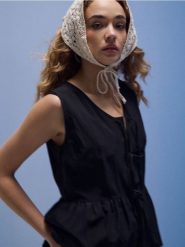 Koszulowa bluzka z ozdobnym wiązaniem z wiskozą - czarny. Czarne bluzki Sinsay, l, bez wzorów, z wiskozy, bez kołnierzyka, bez ramiączek. Za 39.99 zł.