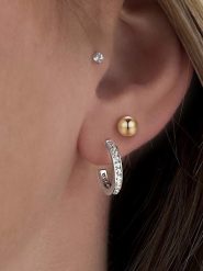 Les Favorites Srebrne kolczyki-półkreole z cyrkoniami rozmiar: onesize. Szare kolczyki Les Favorites, z cyrkonią, srebrne. Za 69.99 zł.