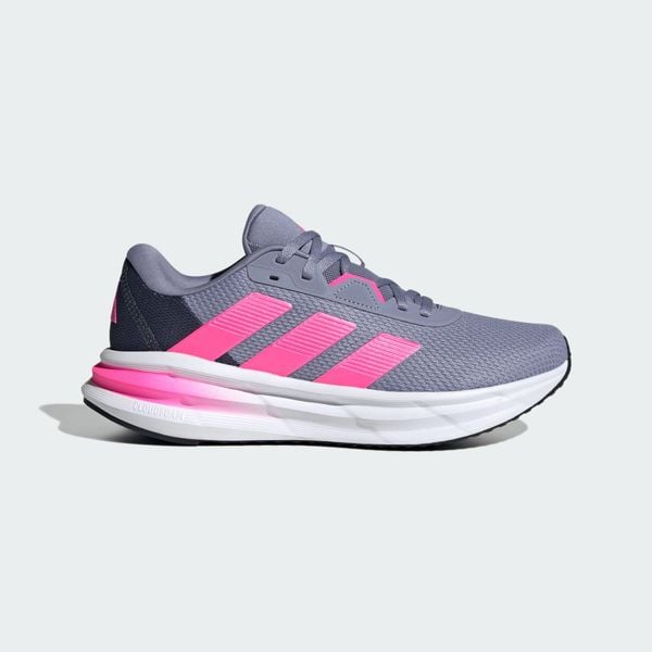 Buty Galaxy 7 Running. Białe buty do biegania adidas, bez wzorów, z materiału, bez zapięcia, do biegania. Za 260.40 zł.