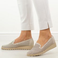 Beżowe ażurowe półbuty damskie Jezzi 1628-23. Brązowe półbuty wsuwane Jezzi, na jesień, w ażurowe wzory, z jeansu, casualowe, bez obcasa, na koturnie. Za 189.00 zł.