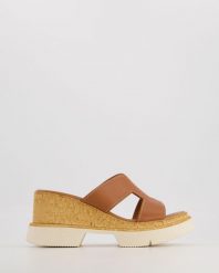 KLAPKI NA KOTURNIE 00952796272 TAN. Klapki Venezia, bez wzorów, ze skóry, bez obcasa, na koturnie, bez zapięcia. Za 239.00 zł.