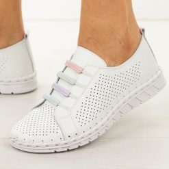 Białe ażurowe skórzane półbuty damskie Cambell 40348. Białe półbuty wsuwane Cambell, na lato, w ażurowe wzory, z jeansu, casualowe, z okrągłym noskiem, bez obcasa. Za 219.00 zł.