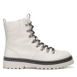 Botki JENNY. Brązowe botki Jenny, bez wzorów, bez obcasa, na płaskiej podeszwie, bez zapięcia. Za 143.99 zł.