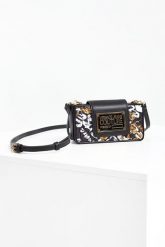 Torebka VERSACE JEANS COUTURE. Czarne torebki klasyczne Versace Jeans Couture, z aplikacjami, z jeansu, pikowane, bez dodatków. W wyprzedaży za 468.30 zł.