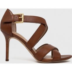 Lauren Ralph Lauren sandały skórzane Gisella kolor brązowy 802872458002. Brązowe sandały Lauren Ralph Lauren, bez wzorów, z materiału, bez obcasa, na obcasie, bez zapięcia. W wyprzedaży za 469.99 zł.