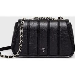 Trussardi torebka kolor czarny. Czarne listonoszki TRUSSARDI, bez wzorów, na ramię, bez dodatków. W wyprzedaży za 551.99 zł.