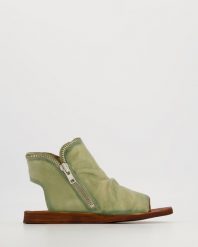 SANDAŁY Z MARSZCZONĄ CHOLEWKĄ D054 LAVAD QATAR. Sandały Venezia, bez wzorów, ze skóry, bez obcasa, bez zapięcia. Za 359.00 zł.