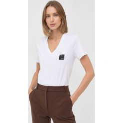Armani Exchange t-shirt bawełniany kolor biały. Białe t-shirty Armani Exchange, l, bez wzorów, z bawełny, bez kołnierzyka, bez ramiączek. W wyprzedaży za 209.99 zł.